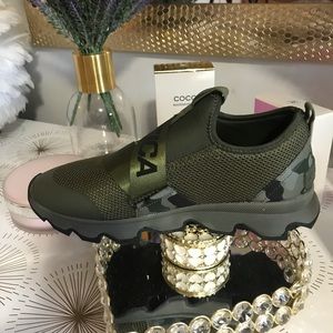 Náutica slips on sneakers, Size 8, Color olive camo.